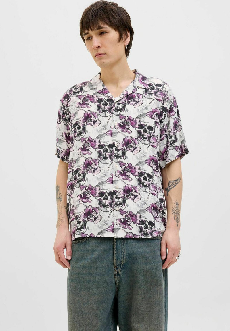 Cămașă cu mâneca scurtă dintr-un material ușor, cu un fundal alb și un model floral și craniu în tonuri de violet și negru.