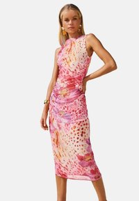 Abito midi floreale con un motivo misto di tonalità di rosa e bianco, dettaglio arricciato, design senza maniche e texture di tessuto trasparente.