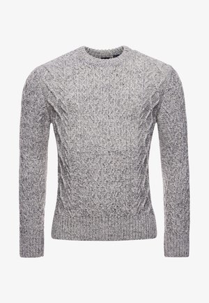 Pull gris tricoté avec motifs torsadés, manches longues, col rond, poignets et ourlet côtelés.