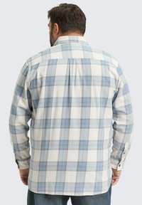 Blauwe en witte geruite shirt met knoopmanchetten, relaxed fit en een achterste naad. Katoenen materiaal met een zachte, textuurrijke afwerking.