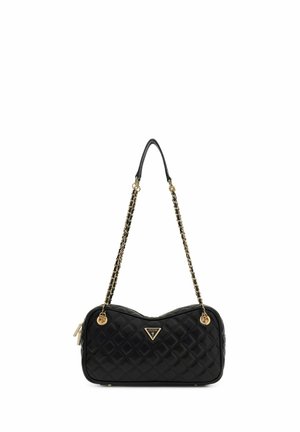 Sac à main en cuir matelassé noir avec bandoulière chaîne dorée et logo triangulaire Guess sur le devant, fermeture éclair sur le côté.