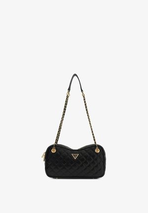 Sac à main en cuir matelassé noir avec bandoulière chaîne dorée et logo triangulaire Guess sur le devant, fermeture éclair sur le côté.