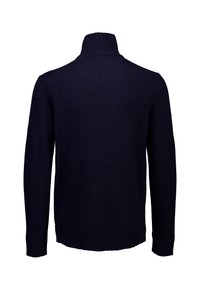 Marineblau gestrickter Pullover mit hohem Kragen, langen Ärmeln und geripptem Saum. Die Rückansicht zeigt eine glatte Textur ohne Verzierungen.