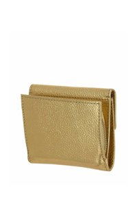 Portefeuille en cuir texturé doré de forme rectangulaire. Il présente une fermeture à rabat, des bords cousus et un détail de fermeture éclair visible.