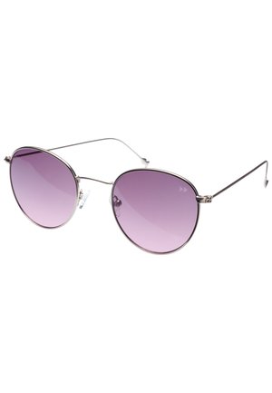 Gafas de sol con marco metálico y grandes lentes ovalados en un degradado de púrpura. Patillas delgadas con almohadillas nasales de silicona transparente para mayor comodidad.