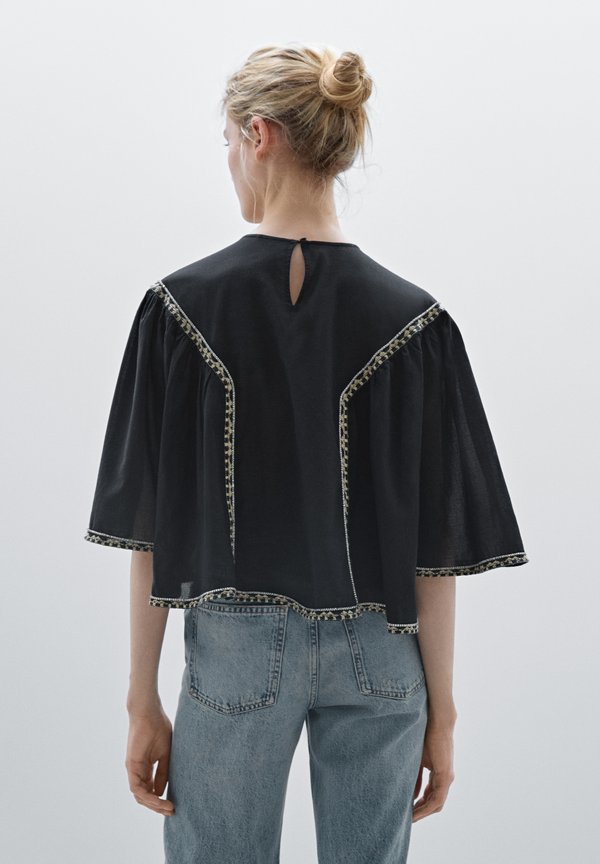 FLOWY WITH EMBROIDERED DETAILS - Blouse2