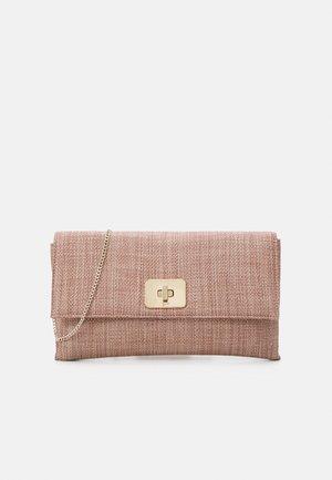 Pochette en tissu texturé rose clair avec un fermoir en métal doré et une chaîne amovible. Forme rectangulaire avec un design plié.