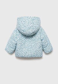 Giacca puffer blu floreale con cappuccio, caratterizzata da una texture di tessuto morbido e un motivo di piccoli fiori su tutta la superficie.