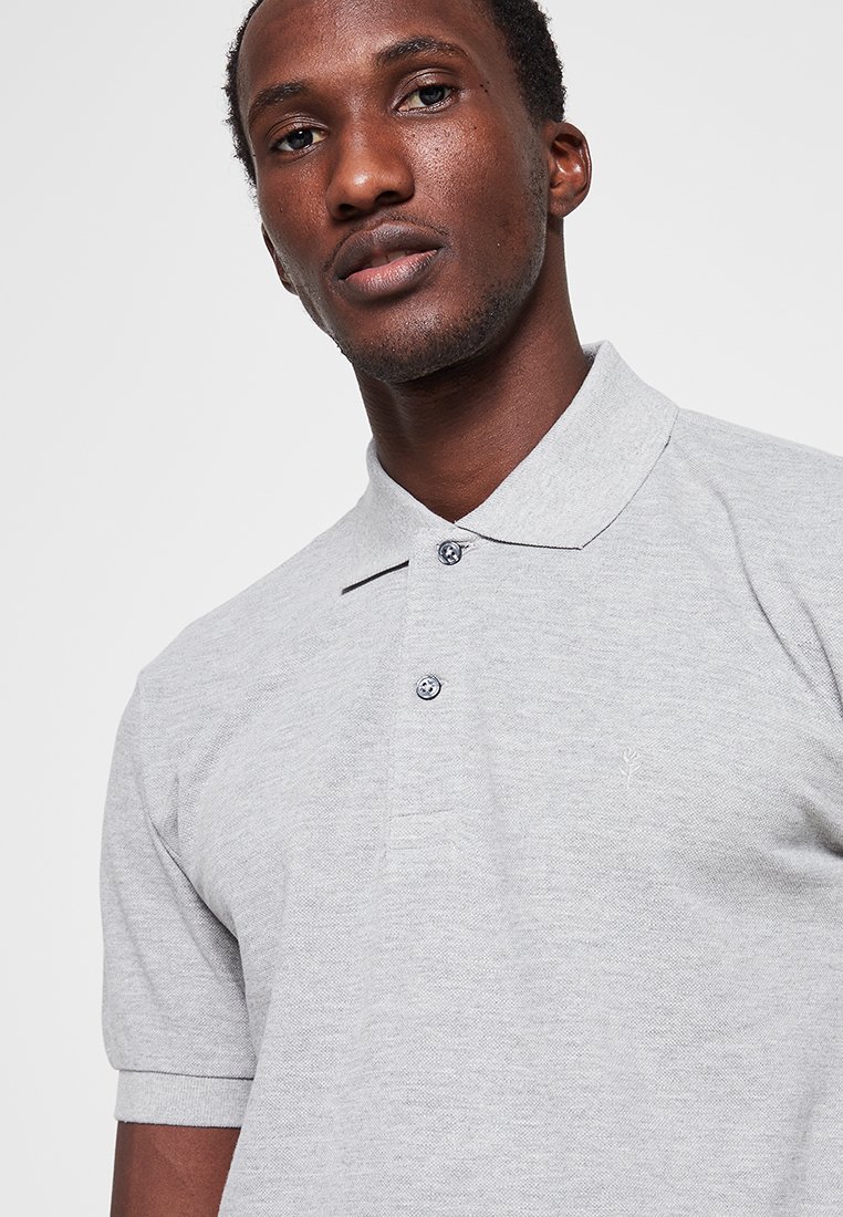 Graues Polohemd aus strukturierter Baumwolle, mit Kragen, zwei Knöpfen und einem kleinen gestickten Detail auf der Brust.