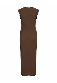 Brązowa, bezrękawnikowa sukienka midi z teksturowanej tkaniny, z falbankami na ramionach oraz dopasowanym krojem. Dół jest lekko falbaniasty.