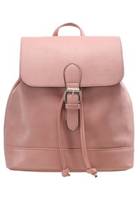 Zaino in pelle rosa con forma arrotondata, chiusura a pattina piatta, spallacci regolabili e una fibbia metallica decorativa. Texture morbida con dettagli di cucitura.