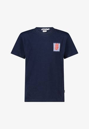 Marineblauw T-shirt met korte mouwen, ronde hals en een klein abstract oranje bladmotief op de linkerborst, geplaatst over een lichtblauw vierkant.