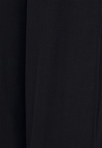 Tissu noir côtelé présentant des lignes verticales, avec une texture lisse et sans motifs ni détails matériels visibles.