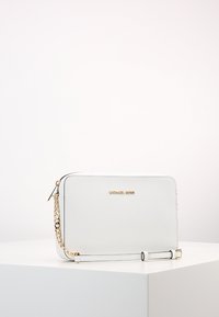 MICHAEL Michael Kors JET SET TRAVEL CROSSBODY - Skuldertasker - optic white