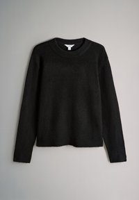 Maglione nero lavorato a maglia con maniche lunghe, scollatura rotonda e tessuto morbido. Design semplice, senza motivi o elementi metallici visibili.