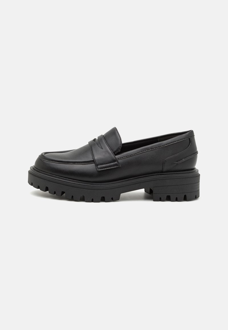 Mocassins en cuir noir avec un bout rond, une semelle en caoutchouc crantée et deux accents cousus sur le dessus pour plus de détails.