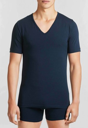 T-shirt blu navy a maniche corte con scollo a V realizzata in tessuto morbido, abbinata a pantaloncini aderenti coordinati. Design semplice senza motivi o dettagli visibili.