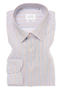 Gestreiftes Button-down-Hemd in Hellgrau, Blau und Rostfarben, aus Dynamic Cotton gefertigt, mit modernem Schnitt und einer einzelnen Brusttasche.