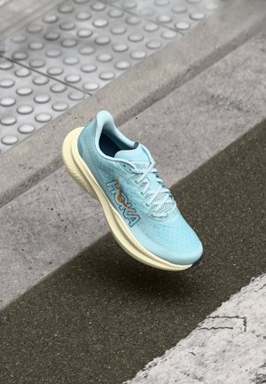 Helle blaue Laufschuhe mit atmungsaktivem Mesh-Obermaterial, gepolstertem cremefarbenen Zwischensohlen und orangefarbenem Logo-Detail an der Seite. Rundes Zehendesign.
