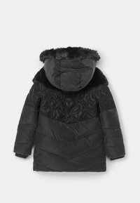 Czarna puchowa kurtka z kapturem wyłożonym sztucznym futrem, posiadająca teksturowany kwiatowy wzór pikowania oraz ukośne szwy na korpusie.