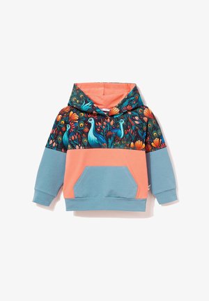 Bluza z kapturem ozdobiona kolorowym wzorem pawia i kwiatów na górnej części, poniżej koralowa i jasnoniebieska w bloki kolorystyczne.