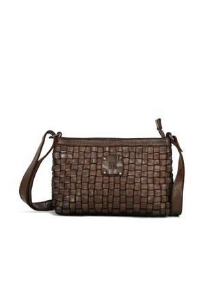 Borsa a tracolla intrecciata in pelle marrone con tracolla regolabile, chiusura con zip e piastra con logo frontale. Forma rettangolare compatta, superficie texturizzata.