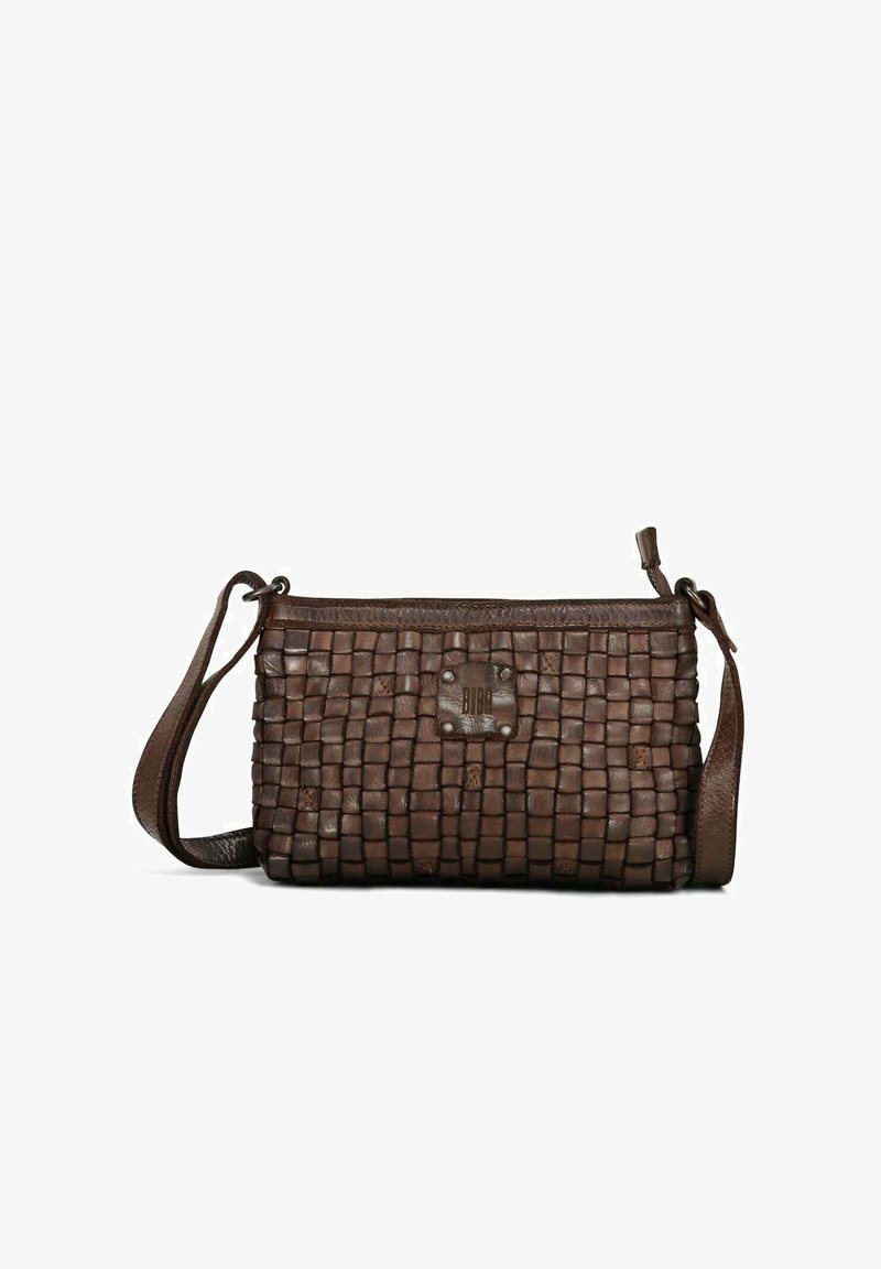 Sac bandoulière en cuir marron tressé avec une sangle réglable, fermeture zippée et une plaque logo à l'avant. Forme rectangulaire compacte, surface texturée.