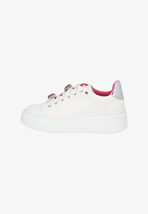 Zapatillas sintéticas blancas con una superficie lisa, interior rosa, detalles plateados en el talón y adornos de gemas rosas en los cordones.