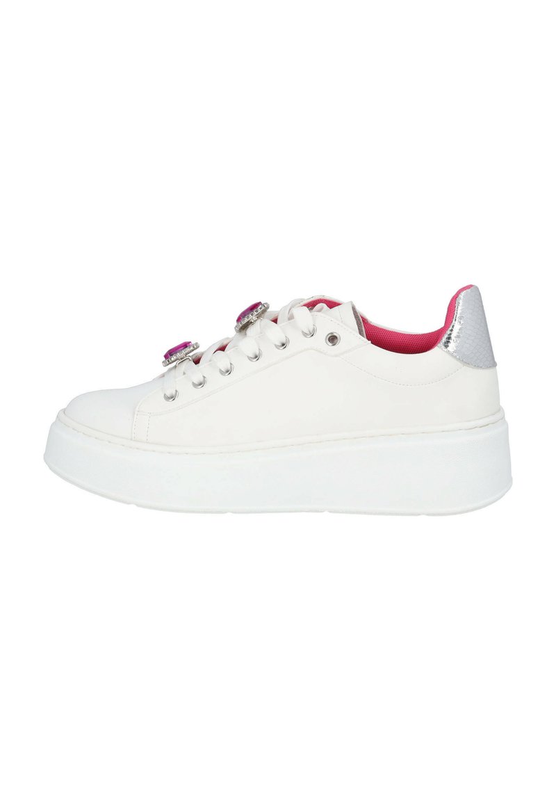 Zapatillas sintéticas blancas con una superficie lisa, interior rosa, detalles plateados en el talón y adornos de gemas rosas en los cordones.