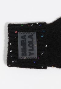 Puño de punto negro con lentejuelas de colores. Incluye un parche rectangular negro con el logotipo "BIMBA Y LOLA" en relieve. Textura suave, diseño texturizado.