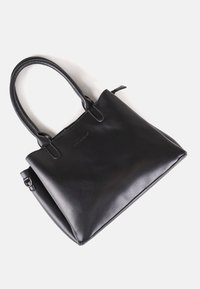 Schwarze Lederhandtasche mit zwei Schulterriemen, rechteckiger Form, Reißverschlussverschluss und dezent geprägtem Markenlogo auf glatter Oberfläche.