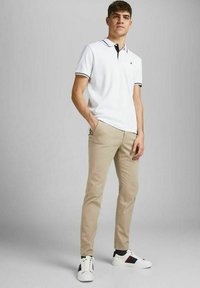 Jack & Jones MARCO FRED AMA - Pantalones chinos - white pepper