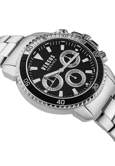 Montre en acier inoxydable argenté avec un cadran texturé noir, de grands index horaires, trois sous-cadrans et une lunette rotative. Elle est dotée d'un bracelet à maillons.