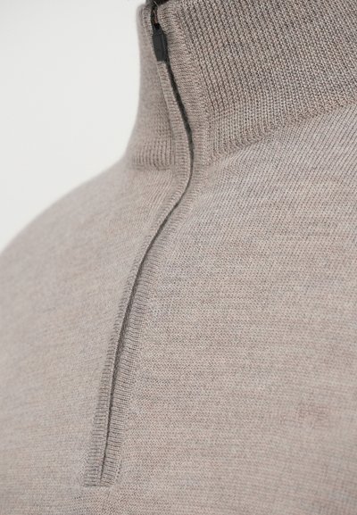 Világosszürke félcipzáras pulóver texturált kötött anyagból, bordázott gallérral. A cipzár rész fekete és a dizájn részét képezi.