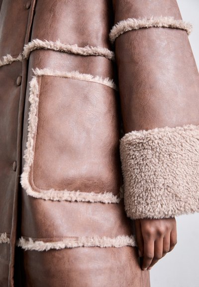 Baum und Pferdgarten DAFNE - Klasický kabát - washed java