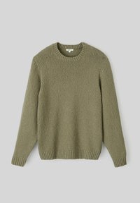 Sweater en tricot vert olive avec une surface texturée, col rond, et des poignets et un ourlet côtelés. Manches longues et coupe décontractée.