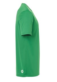 Grünes kurzärmliges T-Shirt aus glattem Stoff, mit Rundhalsausschnitt und kleinem Logo auf der unteren linken Seite.
