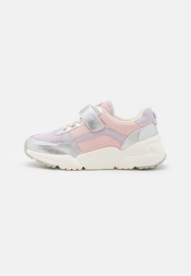 Zapatillas con una paleta de colores pastel, que presentan acentos en rosa, lavanda y plata, tienen una parte superior de cuero texturizado y una suela blanca gruesa.