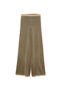 Pantalones de pierna ancha con una tela texturizada de color verde oliva, que presenta una cinturilla en un tono claro de marrón. Sin cierres ni patrones visibles.