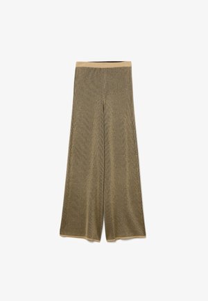 Zijde-brede broek met een gestructureerde olijfgroene stof, voorzien van een contrasterende lichtbruine tailleband. Geen zichtbare sluitingen of patronen.