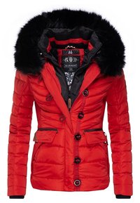Giacca imbottita rossa con cappuccio in pelliccia nera, bottoni frontali, tasche con zip e silhouette aderente.
