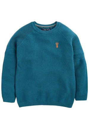Pull tricoté bleu sarcelle à manches longues et col rond, avec épaules et poignets côtelés, portant un petit emblème orange de homard sur la poitrine.