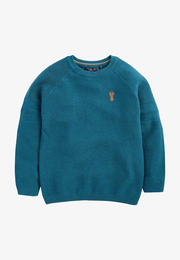 Pull tricoté bleu sarcelle à manches longues et col rond, avec épaules et poignets côtelés, portant un petit emblème orange de homard sur la poitrine.