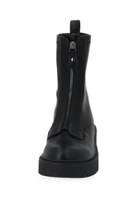 Botas de cuero negras hasta el tobillo con un cierre de cremallera frontal, textura suave, punta redonda y una suela gruesa y estriada para mayor estabilidad.