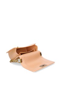 Sac à main en plastique couleur pêche avec un design perforé, une chaîne en or et un intérieur lisse. Se ferme avec un rabat et dispose d'un fermoir.