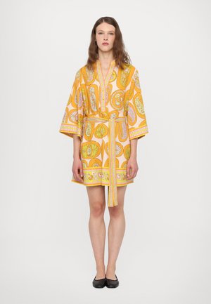 Geel gemusterde wikkeljurk met een V-hals, korte mouwen en een tailleband. Bevat paisley ontwerpen met roze en groene accenten.