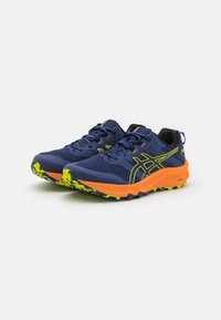 Blaue Netz-Laufschuhe mit orangefarbenen und gelben Akzenten, strukturierten Sohlen und einer unterstützenden Form. Mit Schnürsenkeln und verstärkter Zehenkappe.