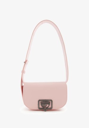 Roze leren schoudertas met een rechthoekige vorm, voorzien van een decoratieve sluiting in de vorm van een oog en een verstelbare schouderband.