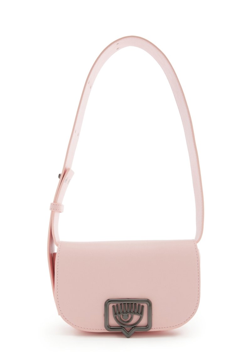 Sac à épaule en cuir rose de forme rectangulaire, doté d'un fermoir décoratif en forme d'œil et d'une bandoulière réglable.