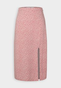 Vaaleanpunainen kukallinen midi-hame, jossa on suora leikkaus, sivu-aukko ja pehmeä kangas. Pieni valkoinen kukkakuosi koko hameen ympäri.